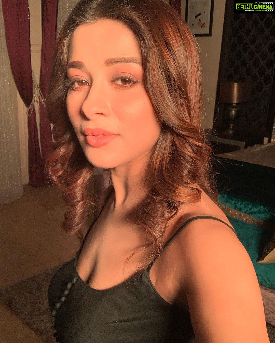 Madhuurima Instagram - I had a dream I got everything I wanted But when I wake up, I see You with me And you say, "As long as I'm here, no one can hurt you Don't wanna lie here, but you can learn to If I could change the way that you see yourself You wouldn't wonder why you hear 'they don't deserve you'" ❤️#musings @billiellish makes sense. #love #imissuinsanely #actor #actress #bollywood #eros #divyadrishti #nyrabanerjee #supernatural #shivya #imissu #baby #picoftheday #light #shotoniphone #aliabhatt #dishapatani #fiorr #skincare #glowup #orange