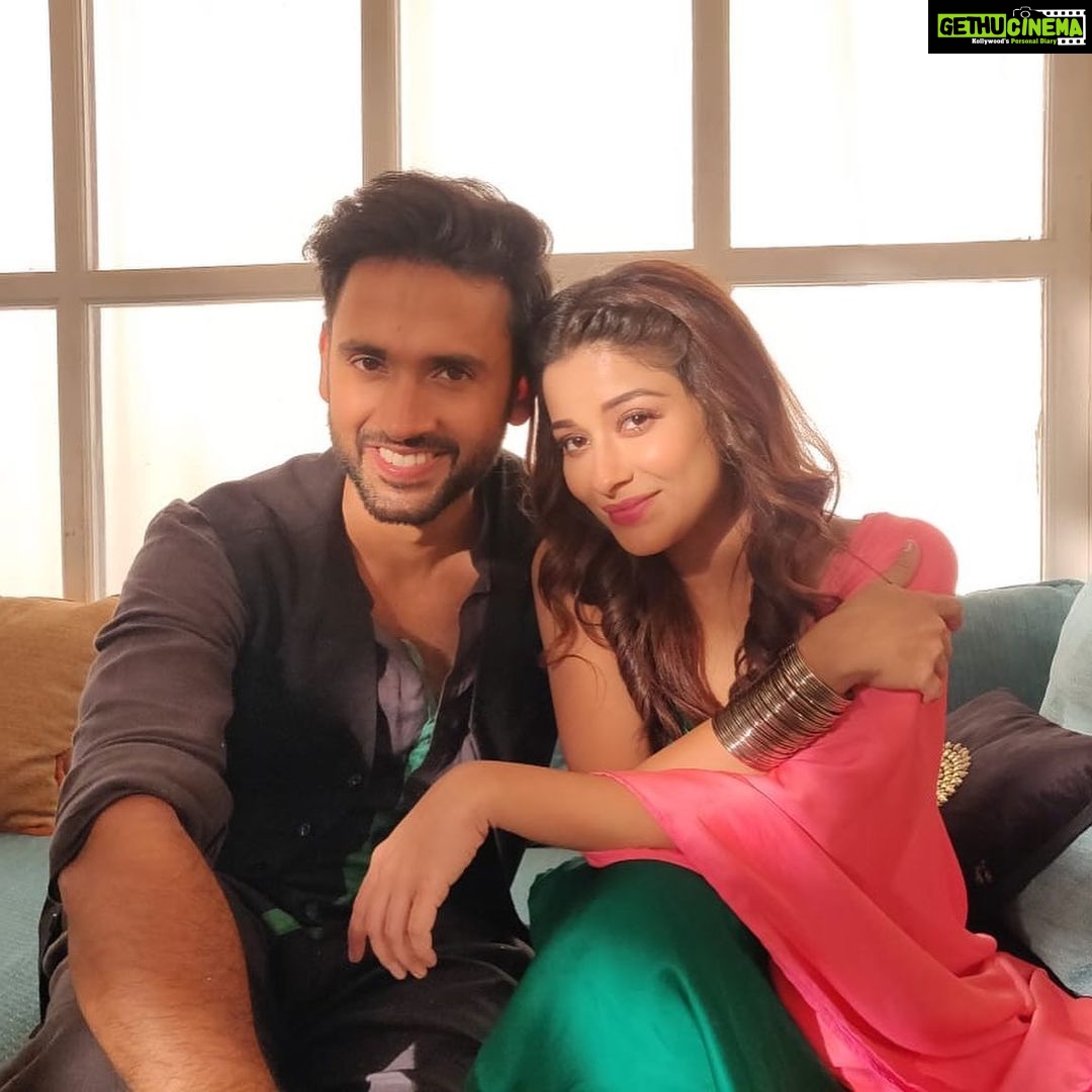 Madhuurima Instagram - So call us #Shivya or #dishi , I guess I would love to keep #Shivya exclusive and separate as it’s very close to my heart but @mishkat1711 cheers to the new beginnings of #dishi , watch #divyadrishti tonite @starplus 7pm and on hotstar! Keep loving us !