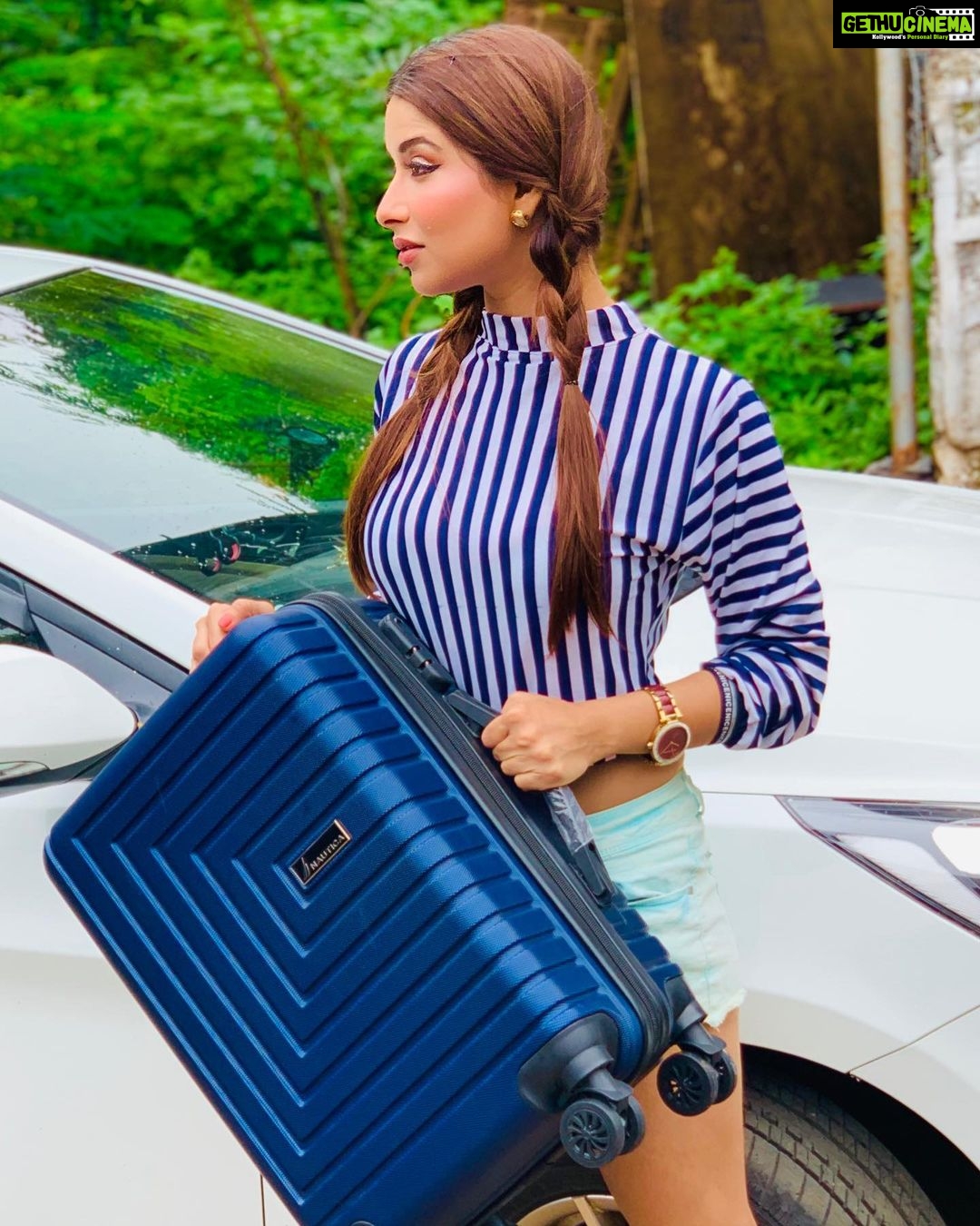 Madhuurima Instagram - Seriously got carried away this festival by this crazy offer at @giordanoindia #shoppingwithgiordano #giordanoindia #giordanofestiveoffer #festivesale #newcollection You can avail this offer at @luxxuberance @shoppers_stop @centralandme @helioswatches @lifestylestores . Buy a @giordanoindia watch @50% off and get Nautica Luggage worth RS.5950/- absolutely free #shoppingwithgiordano #shopping #offers #diwali #gifts #watch #happy #blessed