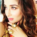 Madhuurima Instagram - Lost in thoughts ! Or realising how u adorn yourself with @shop_in_vogue rings. Love my new piece !! #love #rings #divyadrishti #eyeshadow #eye #lips #pink #white #diamond #gold #glitter #starterlocs @starplus #nyrabanerjee #jewellry #rings #stones #crystals #face #bollywood #instantbollywood #style #fashion #instagood #instadaily #unicorn #wolf