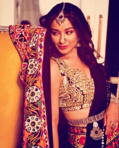 Madhuurima Instagram - Mere rashke qamar tune pehli nazar Jab nazar se milaai mazaa aagaya !! Barq si gir gayi kaam hi kar gayi Aag aisi lagaai mazaa aa gaya! ❤️❤️#love #gratitude #beauty #divyadrishti #erosnow #jio #bollwood #actress #instadaily #instagood #face #shy #kiss #jewelley #smile #life