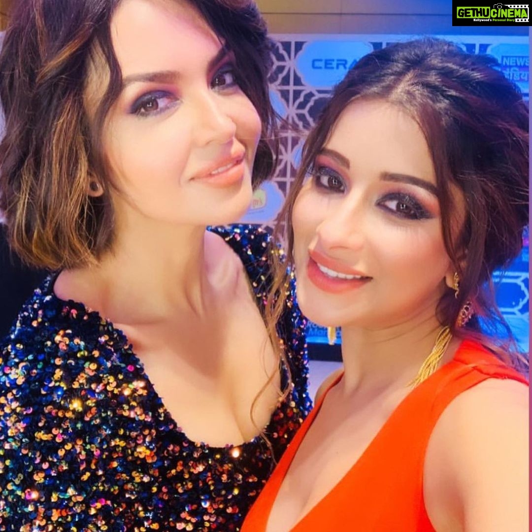 Madhuurima Instagram - Red chillies , red sauce , red rose , red carpet red outfit thanks to @gukkish_ and it was the @stardomawards @sbd_news18 makup by @nandiniprajapatiupadhyay #dressup #redcarpet #fashion #bollywood #actress #television #actorslife #awards #redhot
