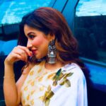 Madhuurima Instagram - Smiling to me , indulged in the hues of life , counting the blessings , lost in my dream world , manifesting my positive thoughts and wearing my @radhya_jewellery_collection earrings , wat a beautiful life m living through @starplus #divyadrishti coz of my maker @muktadhond , thanks for #divya , #gratitude to the #world . #love in the air , in my eyes, in my surroundings😍