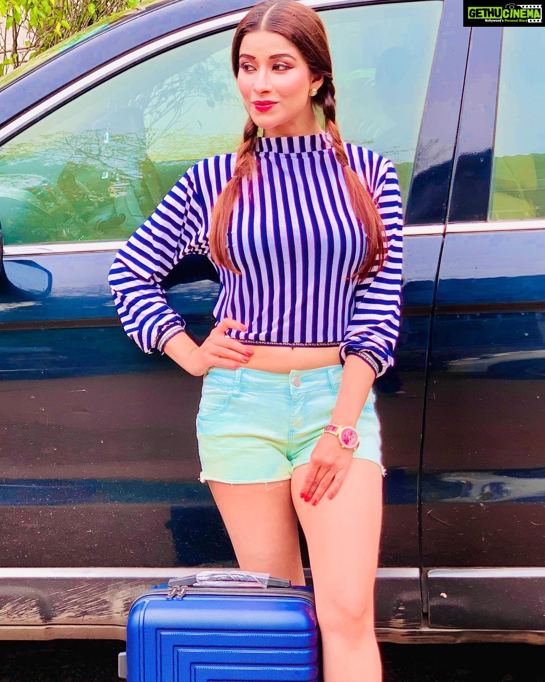 Madhuurima Instagram - Seriously got carried away this festival by this crazy offer at @giordanoindia #shoppingwithgiordano #giordanoindia #giordanofestiveoffer #festivesale #newcollection You can avail this offer at @luxxuberance @shoppers_stop @centralandme @helioswatches @lifestylestores . Buy a @giordanoindia watch @50% off and get Nautica Luggage worth RS.5950/- absolutely free #shoppingwithgiordano #shopping #offers #diwali #gifts #watch #happy #blessed