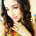 Madhuurima Instagram - Lost in thoughts ! Or realising how u adorn yourself with @shop_in_vogue rings. Love my new piece !! #love #rings #divyadrishti #eyeshadow #eye #lips #pink #white #diamond #gold #glitter #starterlocs @starplus #nyrabanerjee #jewellry #rings #stones #crystals #face #bollywood #instantbollywood #style #fashion #instagood #instadaily #unicorn #wolf