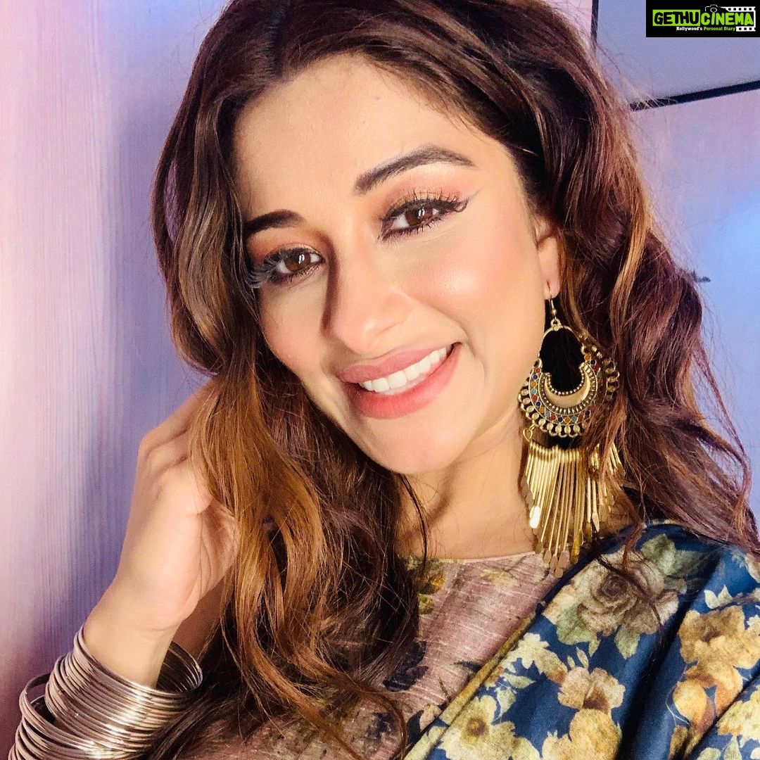 Madhuurima Instagram - Coz I thought after a long time I got a refreshing look in #Divyadrishti makup by @nandiniprajapatiupadhyay , styling @shivanishirali #nyrabanerjee #actor #pic #iphone #instagram #actorslife #unicorn #nudemakeup #skincare #beauty #eyes #love #follow