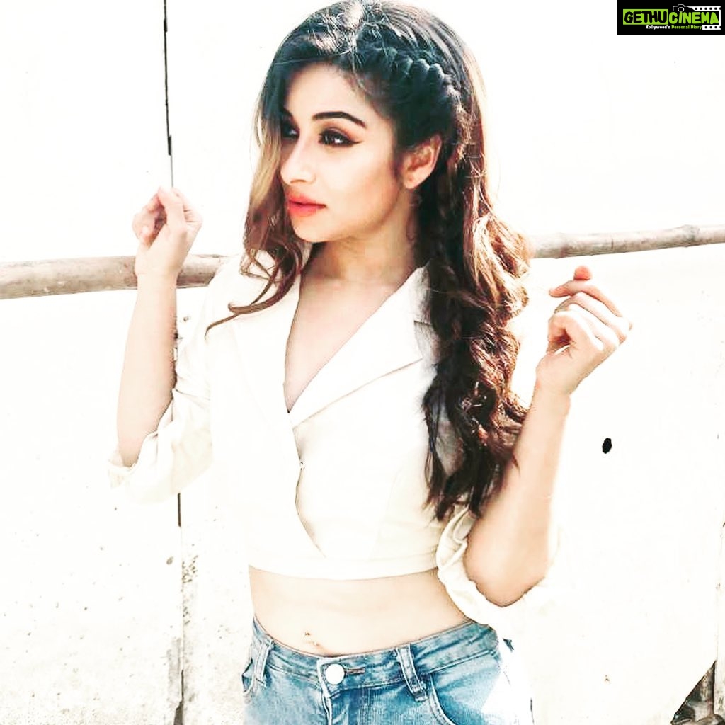 Madhuurima Instagram - @stalkbuylove makes me stalk u , love u and buy u ❤️❤️❤️
