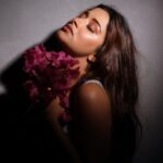 Madhuurima Instagram - @nyra_banerjee @makeupbybharti @safyanali_retouching @fzyfuzionstudio @s__photography12 #pictureoftheday #photoshoot #photography #portraitphotography #onelightsetup #photography #flower #beautyshot #nyrabanerjee #kaifmohdphotography #fzyfuzionstudio Mumbai, Maharashtra