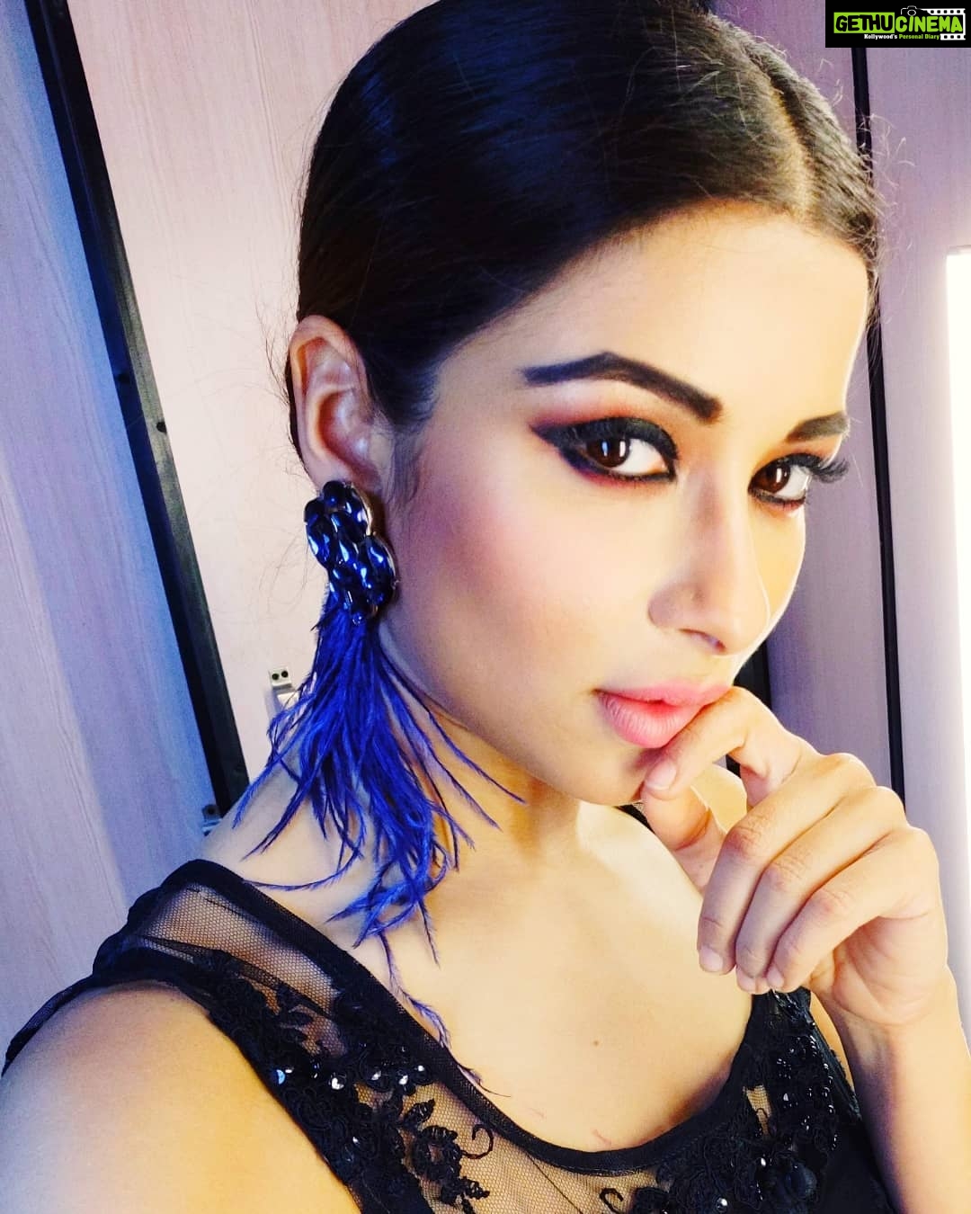 Madhuurima Instagram - Thank you @sparkles.shop_1 for this lovely gift #love #dress #dressup #divyadrishti #nyabanerjee #bollywood #unicorn #gratitude #goddess #earrings