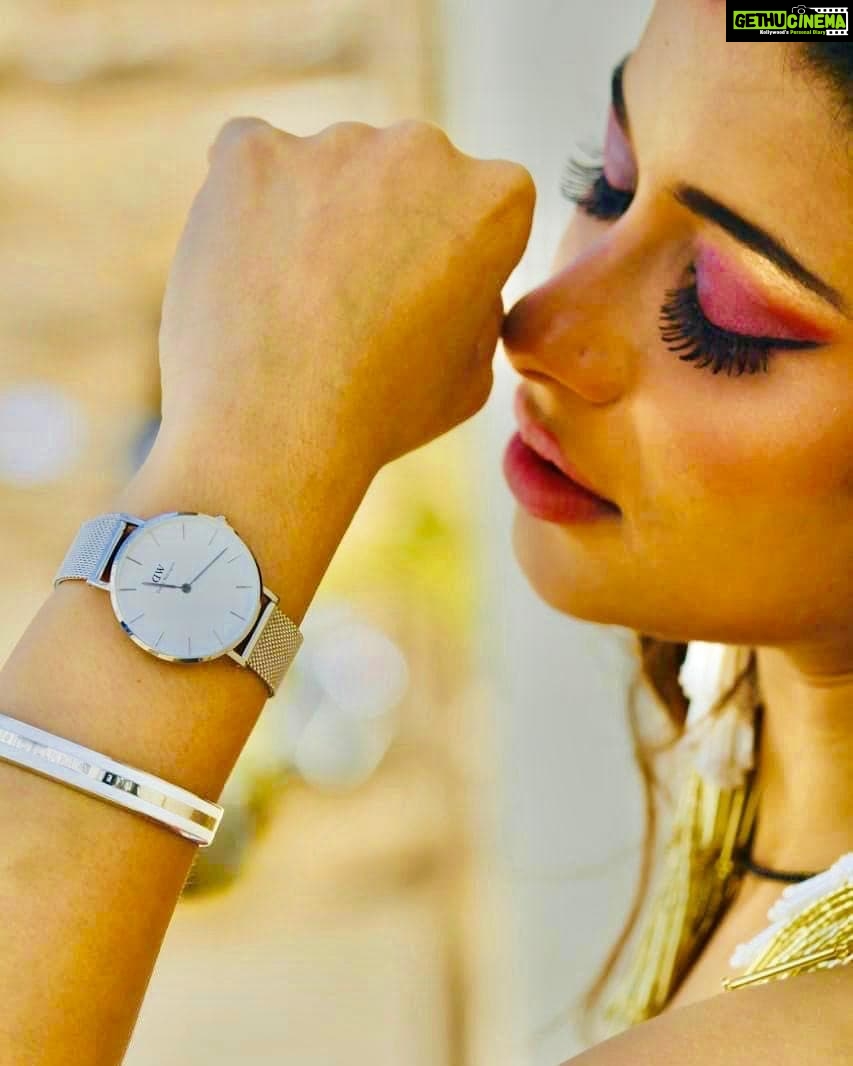 Madhuurima Instagram - Time is a gift that most of us take for granted. Use my code “DWXNYRA” to get 15% discount on your very own DW watch. You can also use the code at their stores or at www.danielwellington.com. #DW #DWIndia #DanielWellington @danielwellington