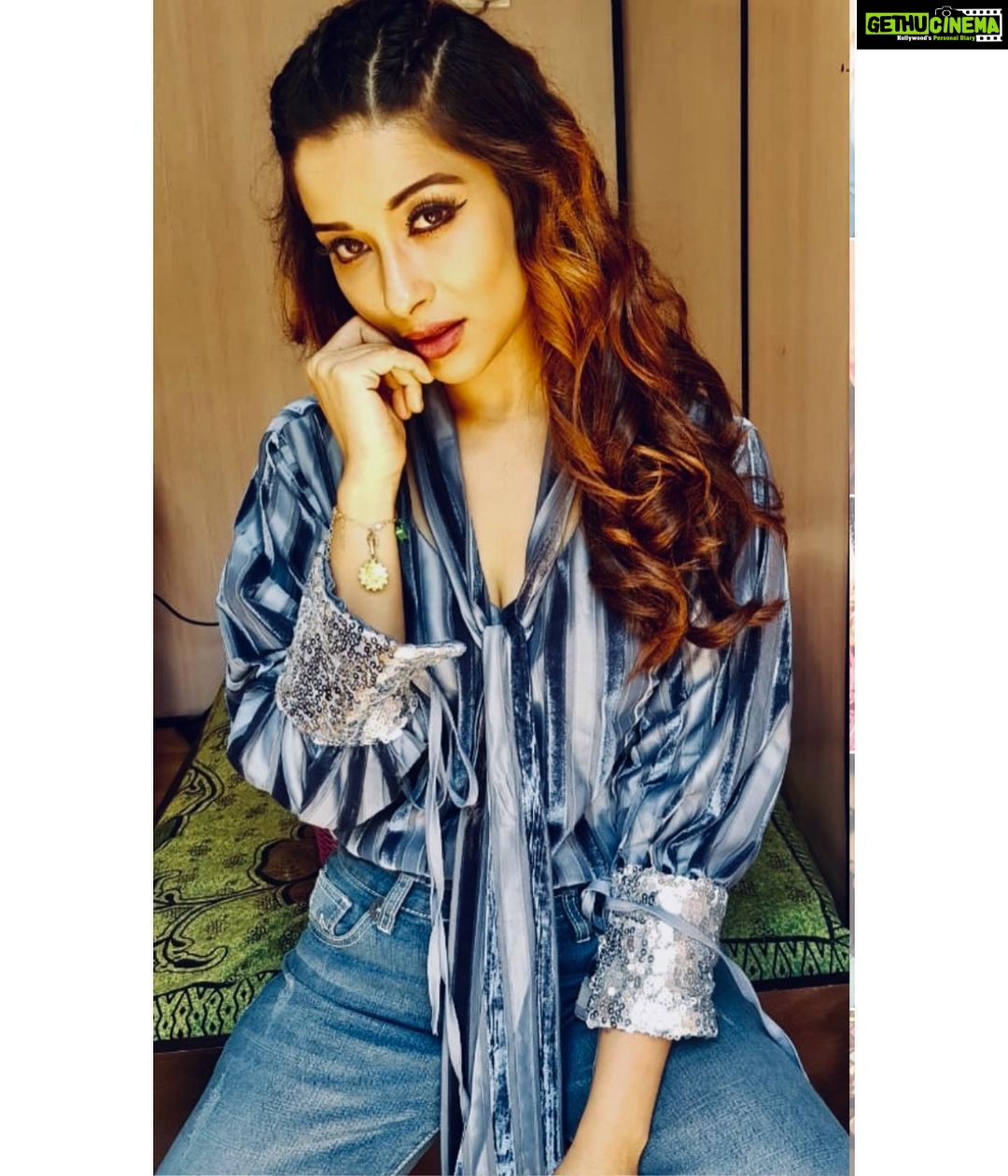 Madhuurima Instagram - Love this shirt by @materialgbyprishakritika very elegant and love the colour thanks ! #shirts #collab #brands #followme #instagood #instagood #followme #loveme #fashion #photography #potrait ##shopping #bollywood #divyadrishti #nyrabanerjee #beauty #eyes #lips #makeup
