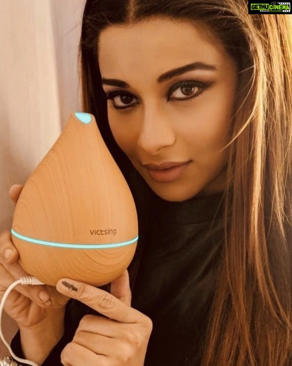 Madhuurima Instagram - Love my new diffuser ! Thank you @homasy_vt #homasy #diffuser #oildiffuser #oils #oil #essentialoils #essentials #smellgood #refresh #positivevibes #fresh #led #picoftheday #love #eyes #smile #airpurifier #airrefresher #beauty #nudemakeuplook #unicorn