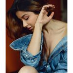 Madhuurima Instagram - Peace is the beauty of life. Pics by @shazzalamphotography #denims #gratitude #eyes #beauty #picoftheday #potraitphotography #potrai #shy #photography #skin #love #loveyourself #nudemakeup #selfcare #instagood #bollywood #pinkvilla #hothothot #collab #picturesque #brunettebalayage