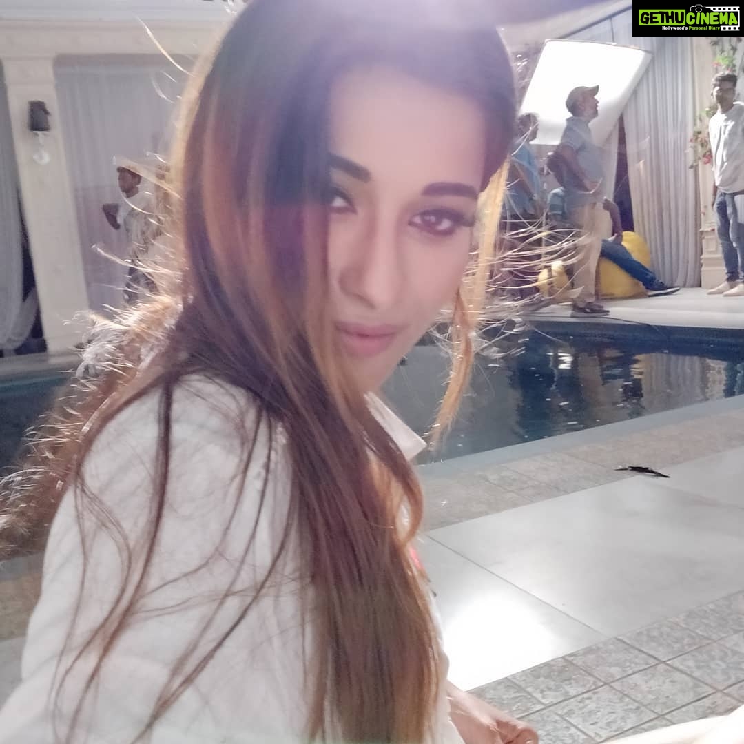 Madhuurima Instagram - Yet soulful coz u around .. never mind the distance, still so close . I see you! #feeling #love #gratitude #divyadrishti #nyrabanerjee #bollywood #potrait #picoftheday #photography #oneplus6t #bollywood #actor