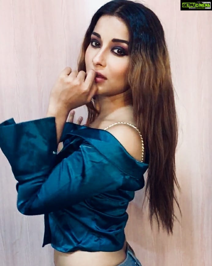 Madhuurima Instagram - Love me like you do ! Outfit by @materialgbyprishakritika love the emerald green off shoulder ! #love #green #top #unicorn #iphone #gratitude #picoftheday #instagood #instadaily #emrald #iphone #nyrabanerjee #divyadrishti #bollywood #starplus