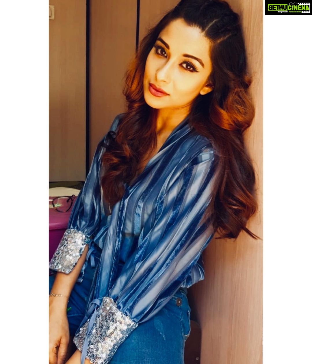 Madhuurima Instagram - Love this shirt by @materialgbyprishakritika very elegant and love the colour thanks ! #shirts #collab #brands #followme #instagood #instagood #followme #loveme #fashion #photography #potrait ##shopping #bollywood #divyadrishti #nyrabanerjee #beauty #eyes #lips #makeup