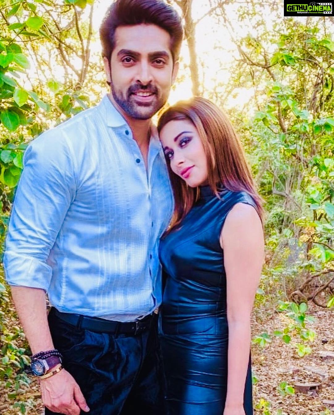 Madhuurima Instagram - When buddies swag in black, smile with the moves and glow under the sunbeam ! They shine @adhvik_official we rock the black look #divyadrishti #rakshit #divya @starplus