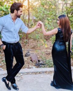 Madhuurima Instagram - When buddies swag in black, smile with the moves and glow under the sunbeam ! They shine @adhvik_official we rock the black look #divyadrishti #rakshit #divya @starplus