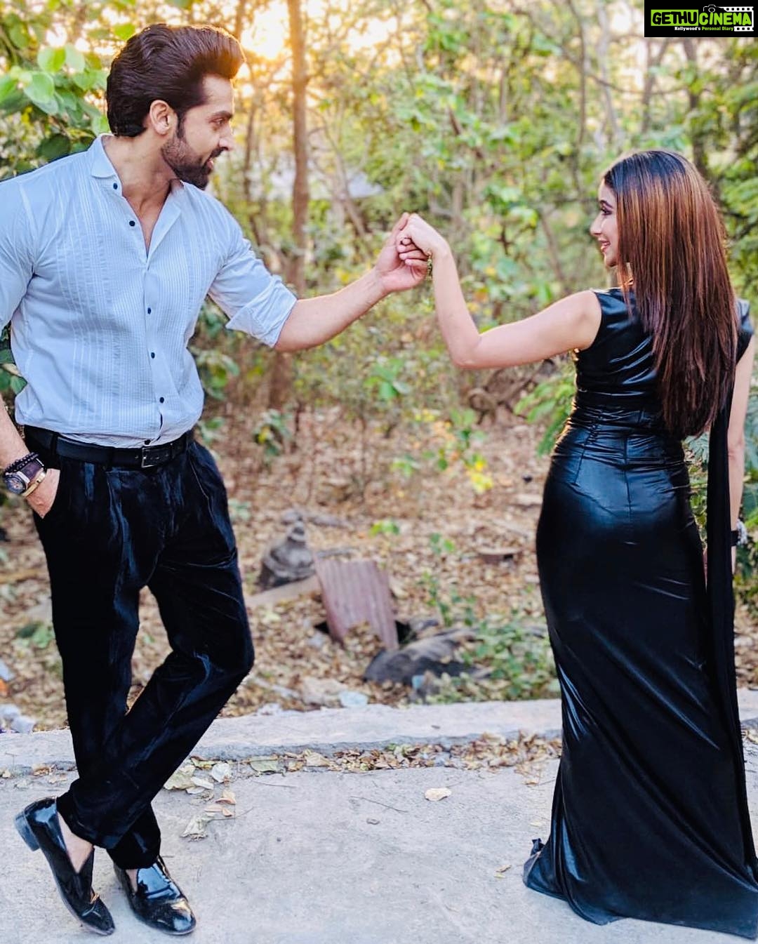 Madhuurima Instagram - When buddies swag in black, smile with the moves and glow under the sunbeam ! They shine @adhvik_official we rock the black look #divyadrishti #rakshit #divya @starplus