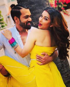Madhuurima Instagram - Mile dil befikre!!! @justkarankhanna @starplus @muktadhond #divyadrishti #nyrabanerjee #bollywood #beauty #actress #organic #love #gratitude #shivya #couplegoals #holi #celebration #celebrity #shooting #actorslife #star Mumbai, Maharashtra