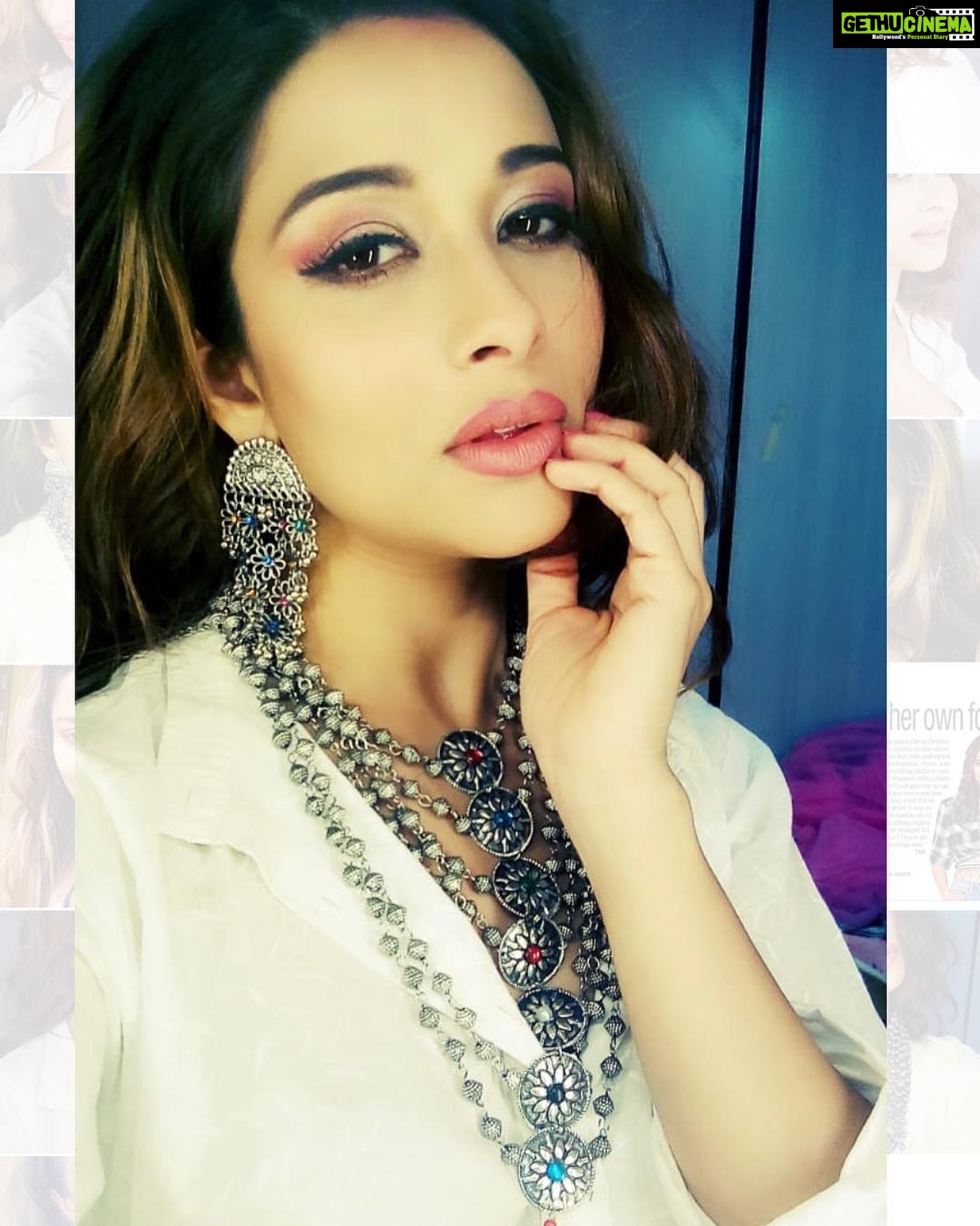 Madhuurima Instagram - Thank u somuch @regalia_ornaments for this lovely set of jewellery. They compliment my look so well and lifts me up. #brands #jewellery #junk #junkjewellery #love #nyrabanerjee #divyadrishti #bollywood #starplus #pinkvilla #actors #shoot