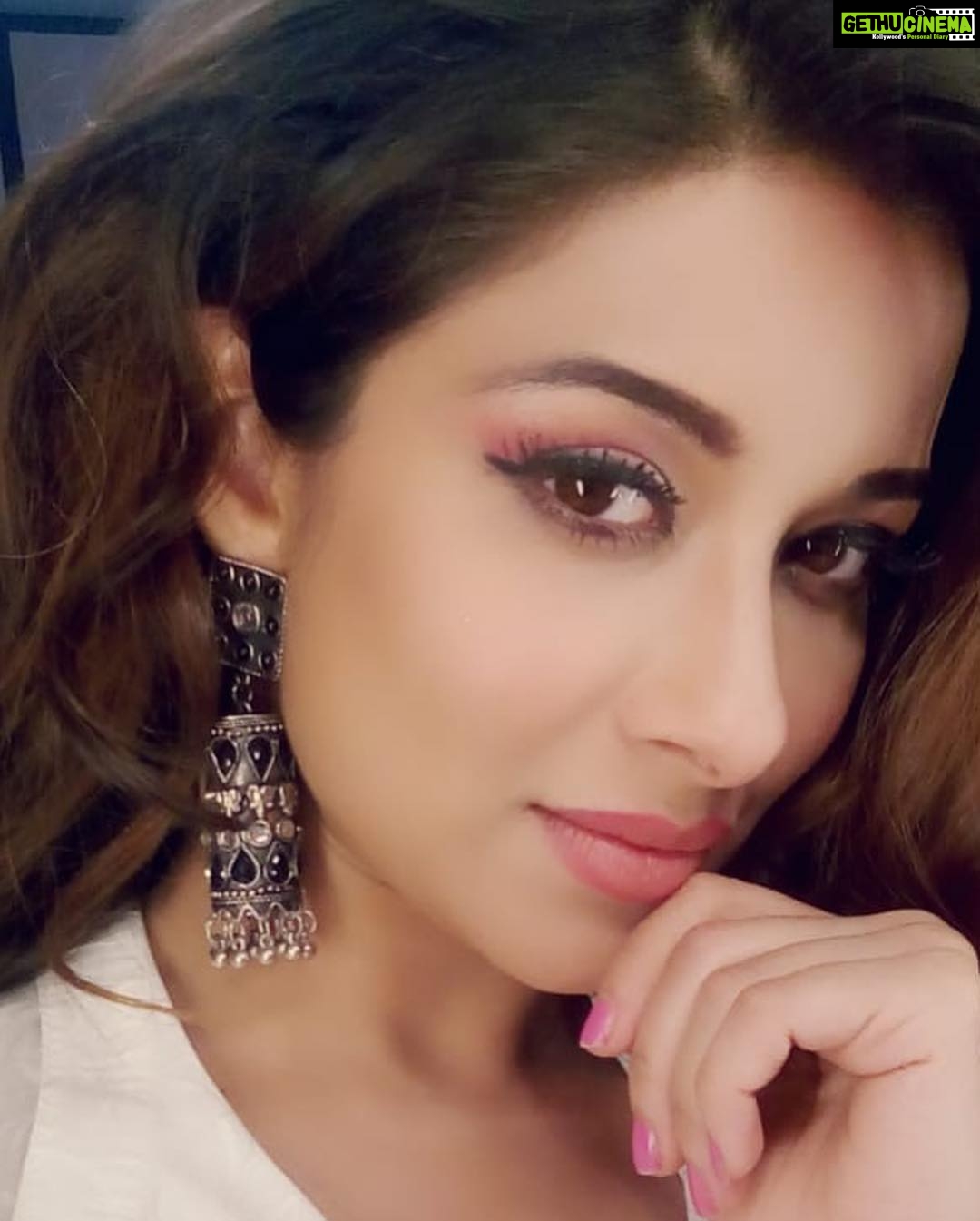 Madhuurima Instagram - Thank u somuch @regalia_ornaments for this lovely set of jewellery. They compliment my look so well and lifts me up. #brands #jewellery #junk #junkjewellery #love #nyrabanerjee #divyadrishti #bollywood #starplus #pinkvilla #actors #shoot