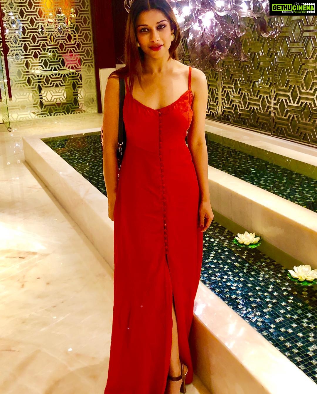 Madhuurima Instagram - Thank u @the_seed_store for this lovely orange gown ! #brands #clothes #shopping #gift #blessings #beauty #nyrabanerjee #instagram #indian #divyadrishti #webstagram #gowns #colour