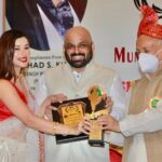 Madhuurima Instagram - Thank you Governor Bhagat Singh Koshyari @bhagatsinghkoshyari “ for presenting me the “Mumbai Hulchal Achiever’s Award “. It’s a great Honour receiving from you Thank you Daily Mumbai Hulchal - Dilshad Khan. 😇😇 Raj Bhavan Governor's House Mumbai