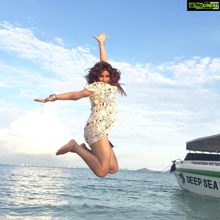 Madhuurima Instagram - Joy is the essence of life !! #pattaya #instagood #igers #tweegram #tagblender #nyra #actor #love #water #fun #sea #watergirl #livinglife #queen #hot #magic #holidays #newyear
