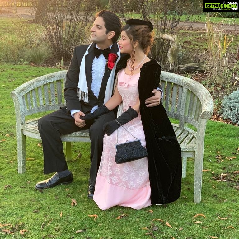 Madhuurima Instagram - Romancing vintage style , enjoying the scenic beauty and singing to the melody with @sid.makkar @London# #contemporaryphotography #shooting #1970s ##nyra #banerjees #bongcouple #nyrabanerjee #actor #bengali #love #hot #style #swag #fashion #traveldiary #photooftheday