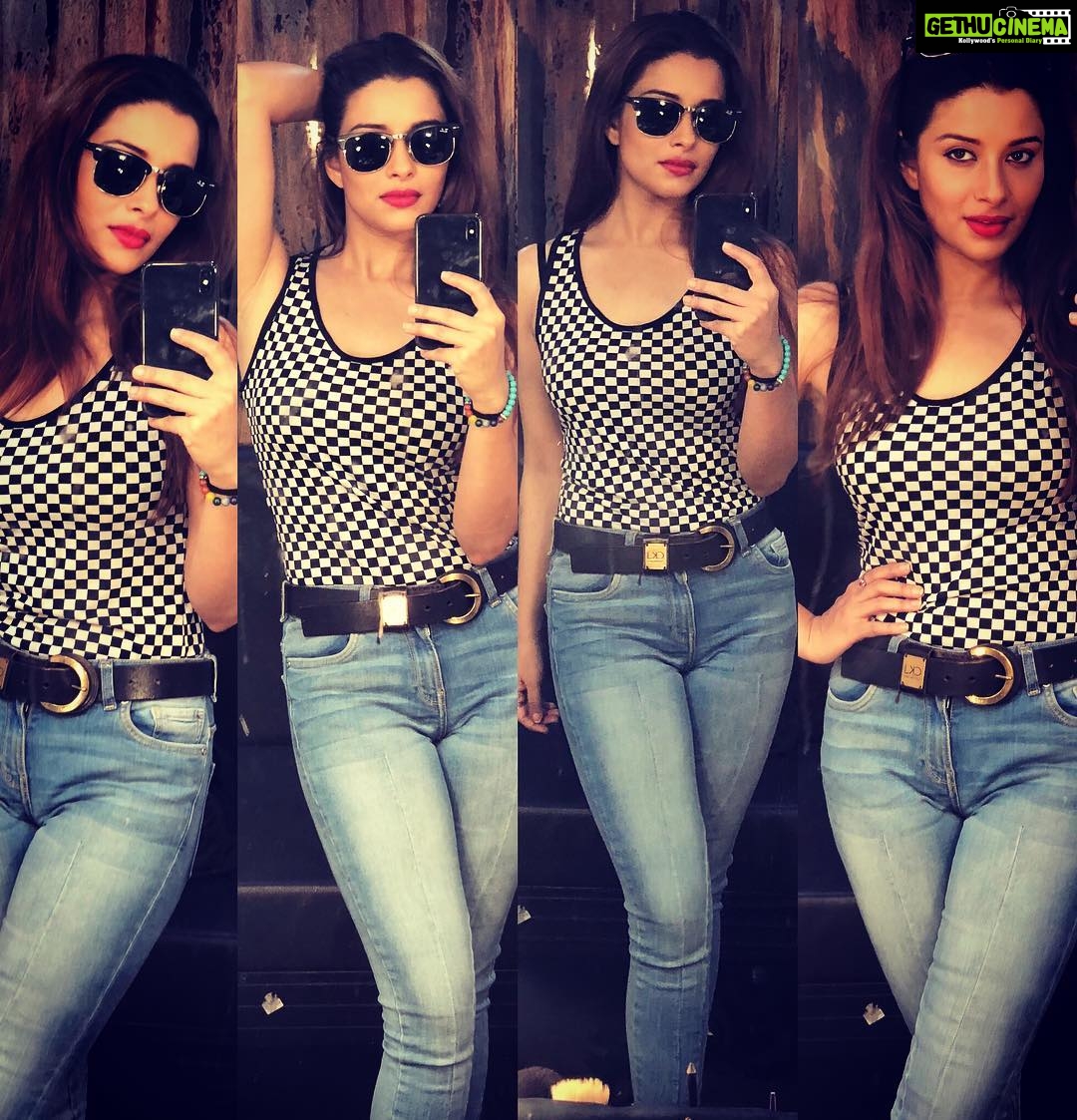 Madhuurima Instagram - Black or white?? Or is checks in again?? #nyra #nyrabanerjee #actor #bengali #love #hot #style #swag #fashion #traveldiary #blackandwhite #bnwphotography #zara #charlesnkeith #rayban #iphone #photooftheday