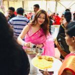 Madhuurima Instagram - Service to people is service to god . Jai Maa Durga #duggadugga #lovetoserve #bollywood #bollywoodactor #picoftheday #sareelove #sareeswag #stylgram #stylediva #spreadlove #spreadhappiness