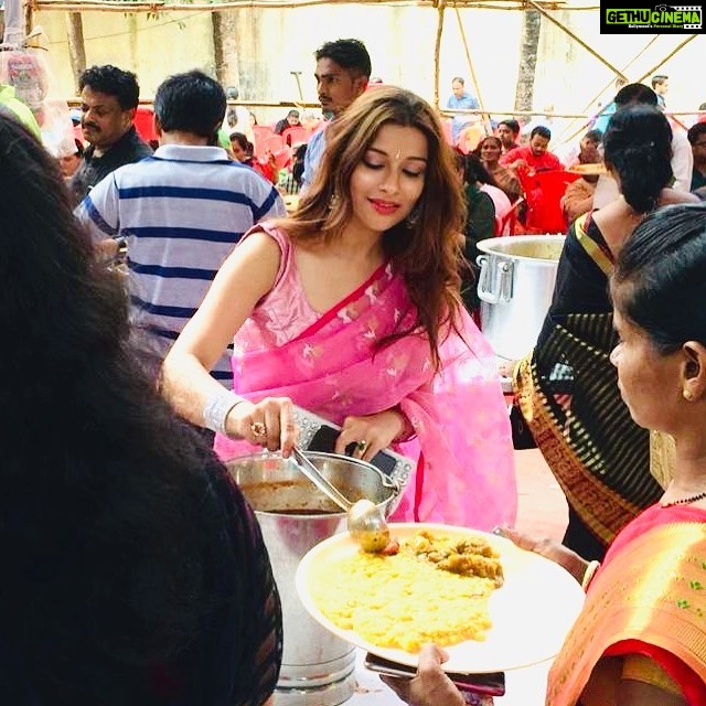Madhuurima Instagram - Service to people is service to god . Jai Maa Durga #duggadugga #lovetoserve #bollywood #bollywoodactor #picoftheday #sareelove #sareeswag #stylgram #stylediva #spreadlove #spreadhappiness
