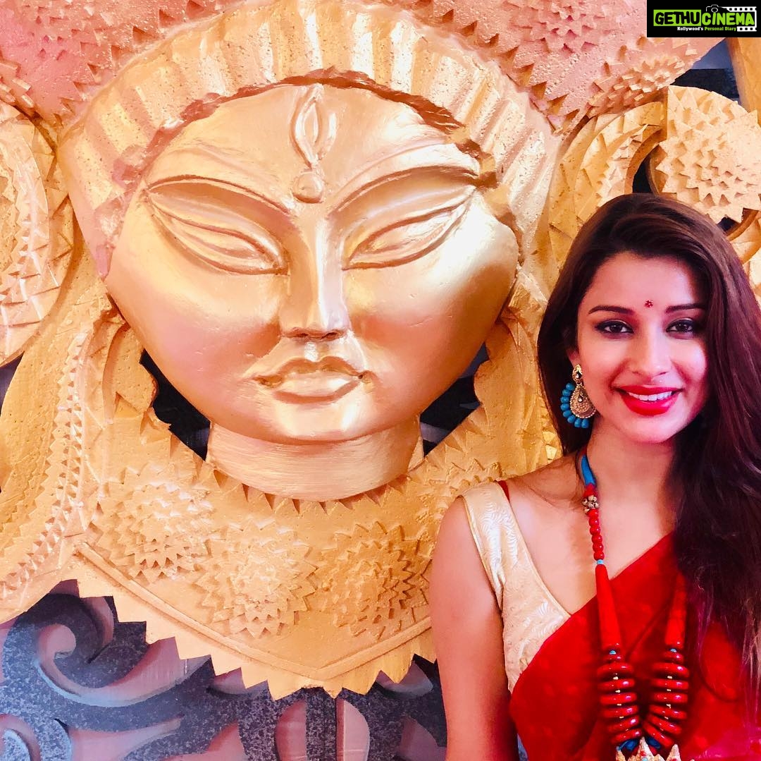Madhuurima Instagram - #durgamaa #feelthepower #victorytime #redriding #lokhandwaladurgapuja #bombaybead @bombaybead love the maa tara piece