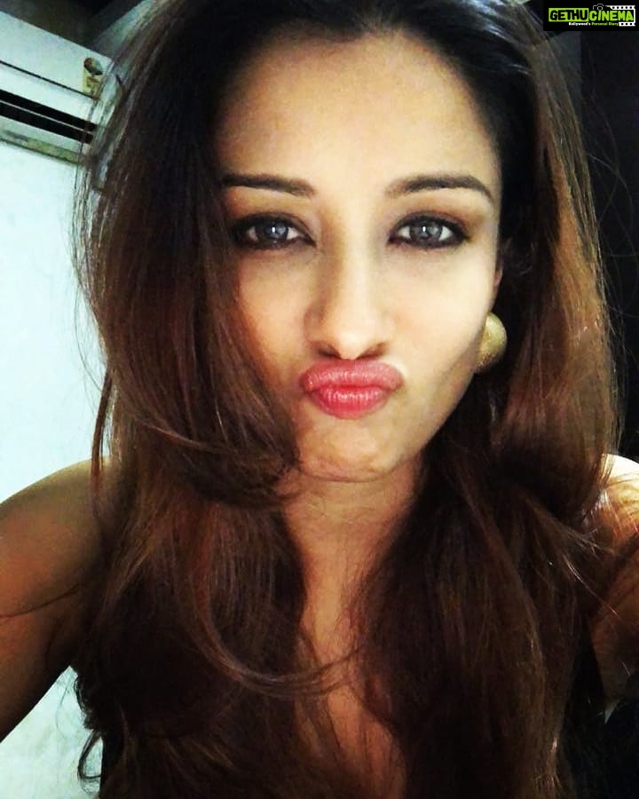 Madhuurima Instagram - MUAAAAAAHHHHH!!!! Thats a good morning kiss to you all ! #kissmode #amazing #actor #actorslife #bollywood #hair #kissoftheday #model #sunday #sundaykiss #positivemind #nyra #morning #morningmasti