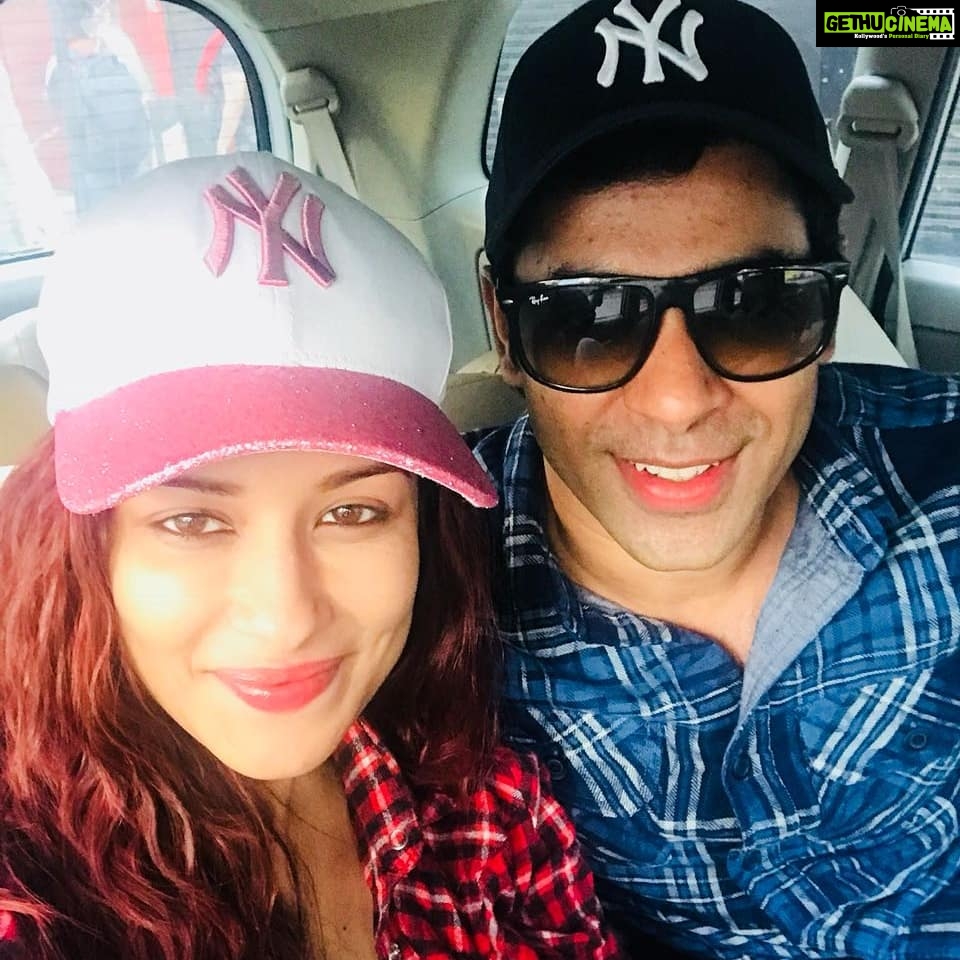 Madhuurima Instagram - Twinning with @itsvishalrana #twinning #captimes #redandblue #whiteandblack #pinklips #nofilter #earlymorningshoots #morningglows #checkeredshirt #kisses