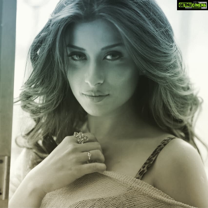 Madhuurima Instagram - ๐๐when u pierce a fiery look to someone #blackandwhite #instablackandwhite #photoshoot #lovemyhair @makeupbyanshu
