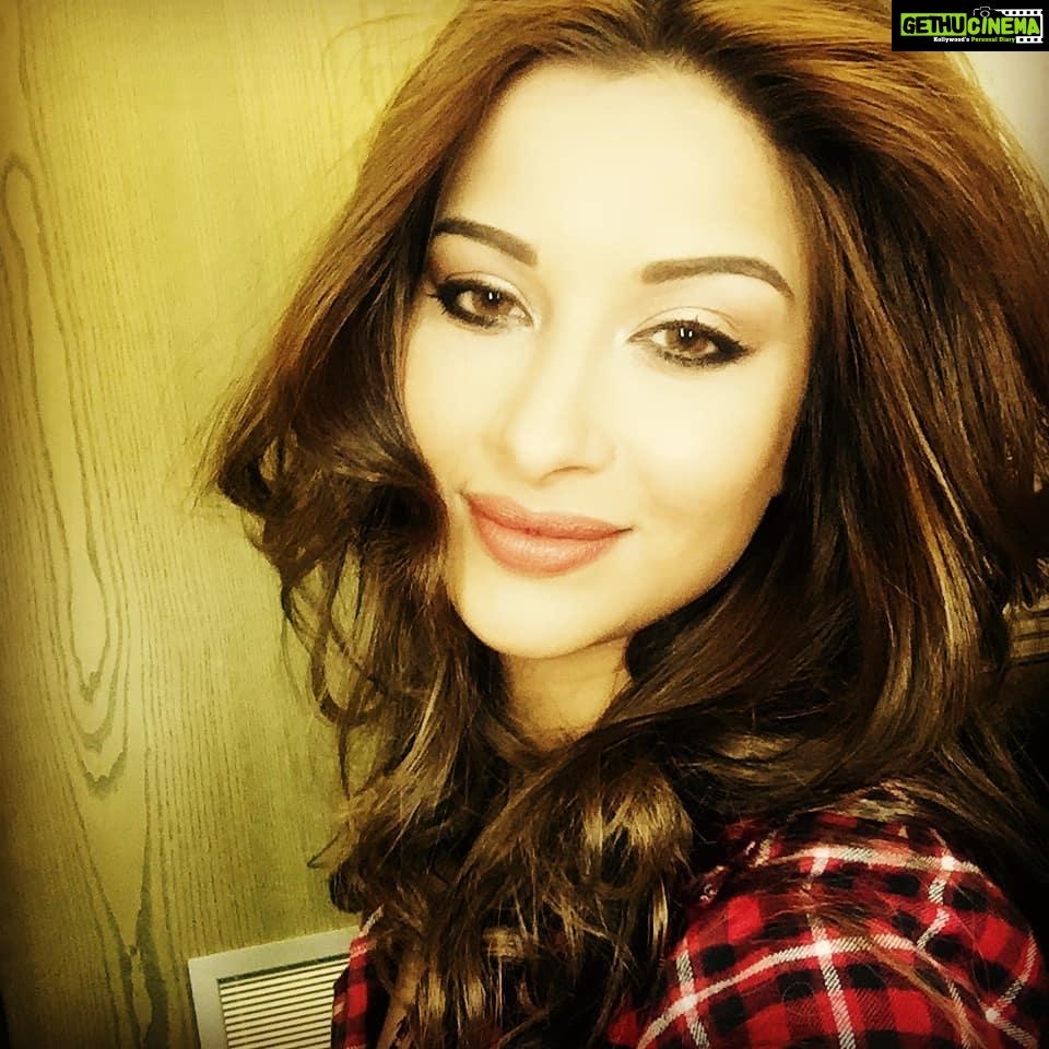 Madhuurima Instagram - A throwback pic .... #londondays #londonshoots #londondiaries #makupaddict @iman_doll