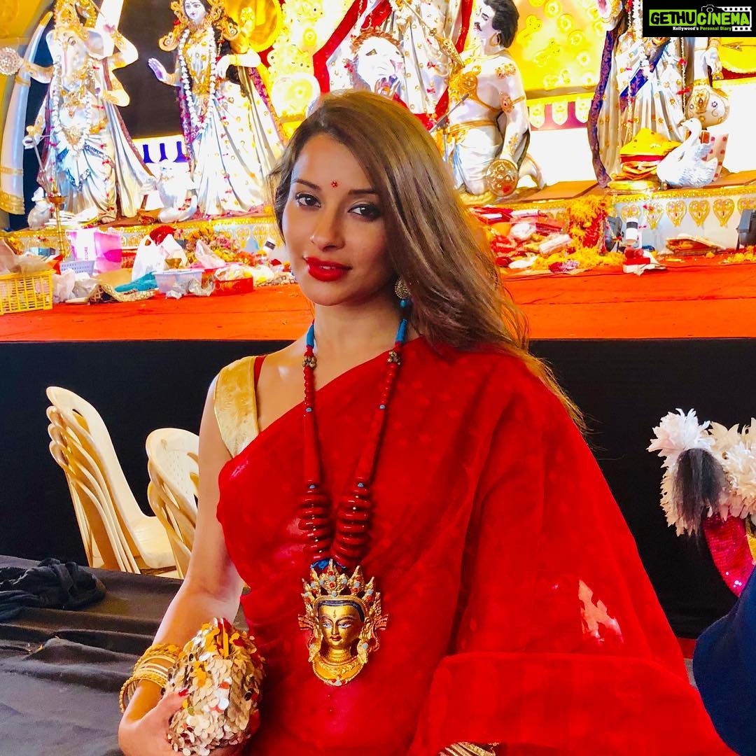Madhuurima Instagram - #durgamaa #feelthepower #victorytime #redriding #lokhandwaladurgapuja #bombaybead @bombaybead love the maa tara piece