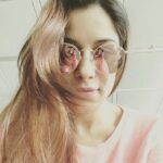 Madhuurima Instagram - Whattta photography Sirji😁😁 #selfietime #selfiequeen👑 #reflectionphotography #mirrorimage #peachcolor #peachyskin #peachday #lovethelight