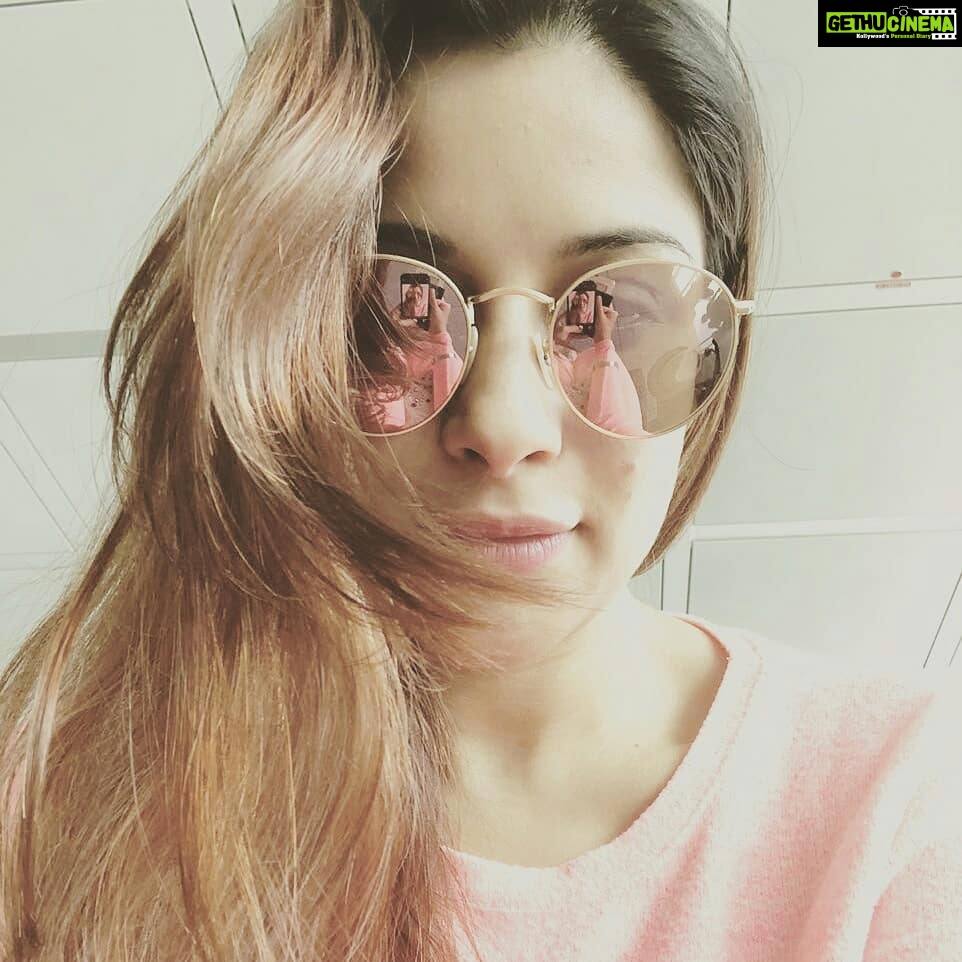 Madhuurima Instagram - Whattta photography Sirji😁😁 #selfietime #selfiequeen👑 #reflectionphotography #mirrorimage #peachcolor #peachyskin #peachday #lovethelight