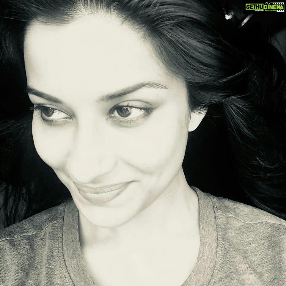 Madhuurima Instagram - Tp time #selphiequeen #selphiebong #selfie #timepass #loveblackandwhite #tpmode