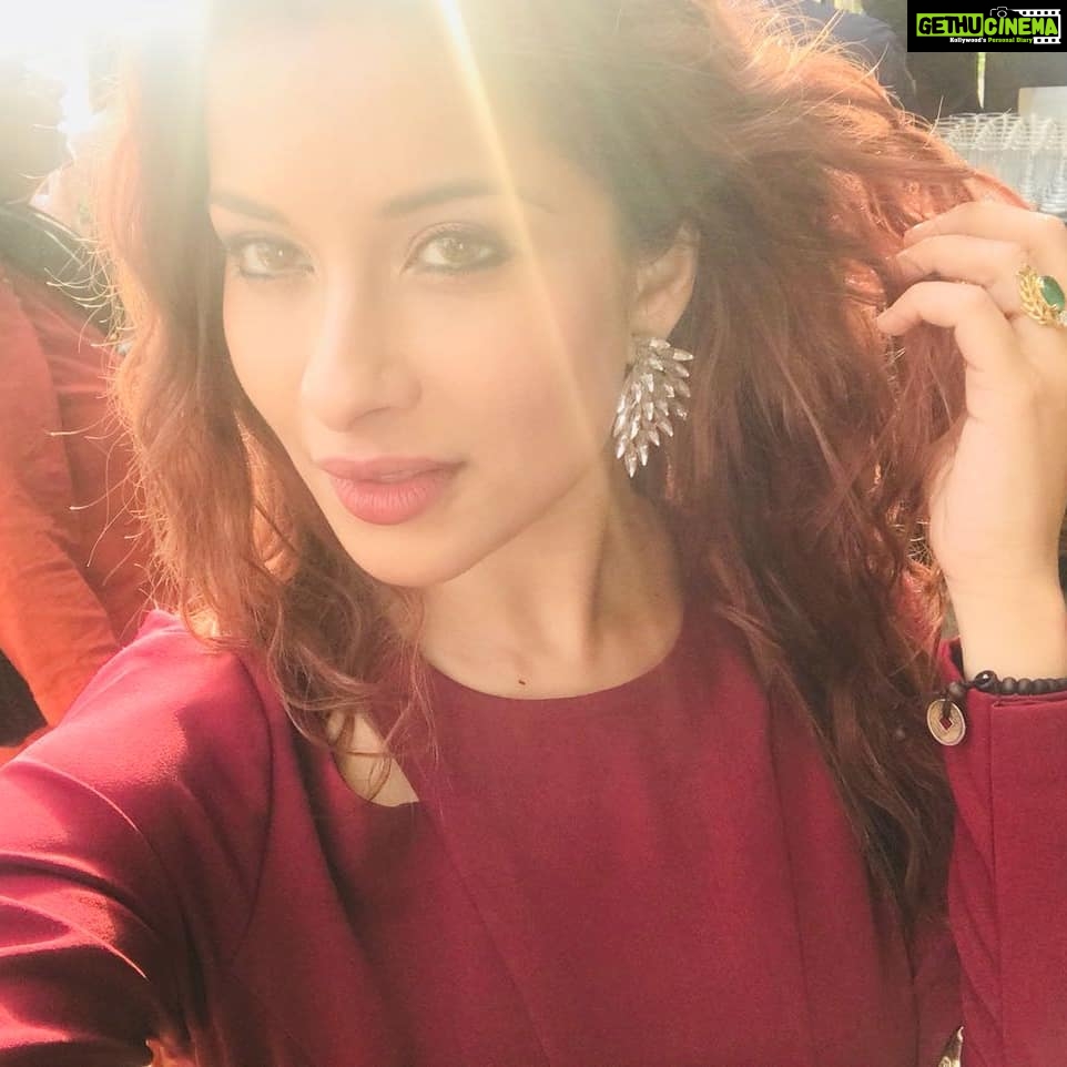 Madhuurima Instagram - Selfie time , love the sun beam effect 😍 #throwback #mumbai #fashionweek #stregis #redgown