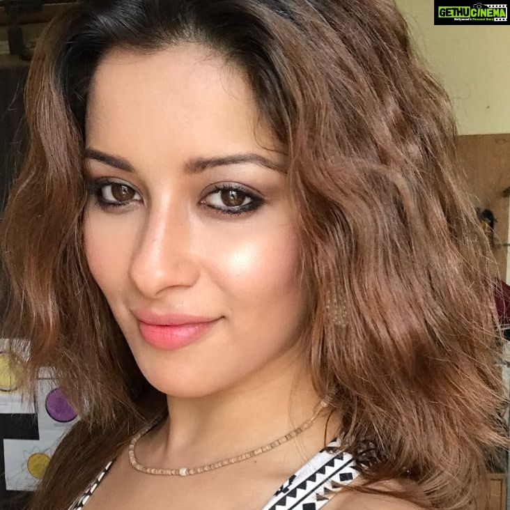 Madhuurima Instagram - #selfie #feelpretty #loveprints #lightmakup #wavyhair