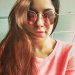 Madhuurima Instagram - Whattta photography Sirji😁😁 #selfietime #selfiequeen👑 #reflectionphotography #mirrorimage #peachcolor #peachyskin #peachday #lovethelight
