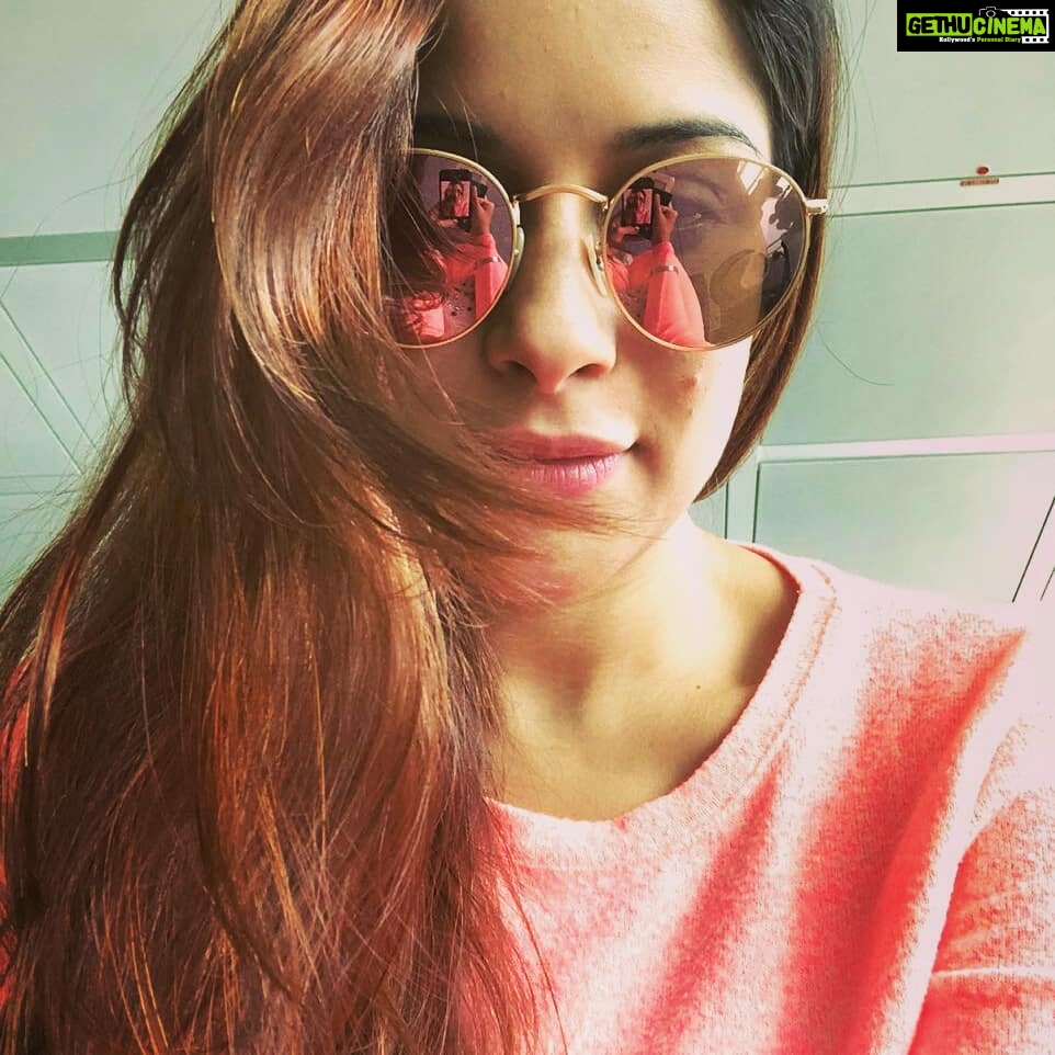 Madhuurima Instagram - Whattta photography Sirji😁😁 #selfietime #selfiequeen👑 #reflectionphotography #mirrorimage #peachcolor #peachyskin #peachday #lovethelight
