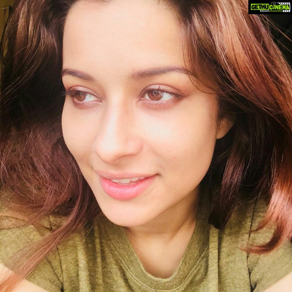 Madhuurima Instagram - Love me like you do!! #lovelywhether #lovethelights #selphietime #selfies #selfiequeen #thinkingmode #muah