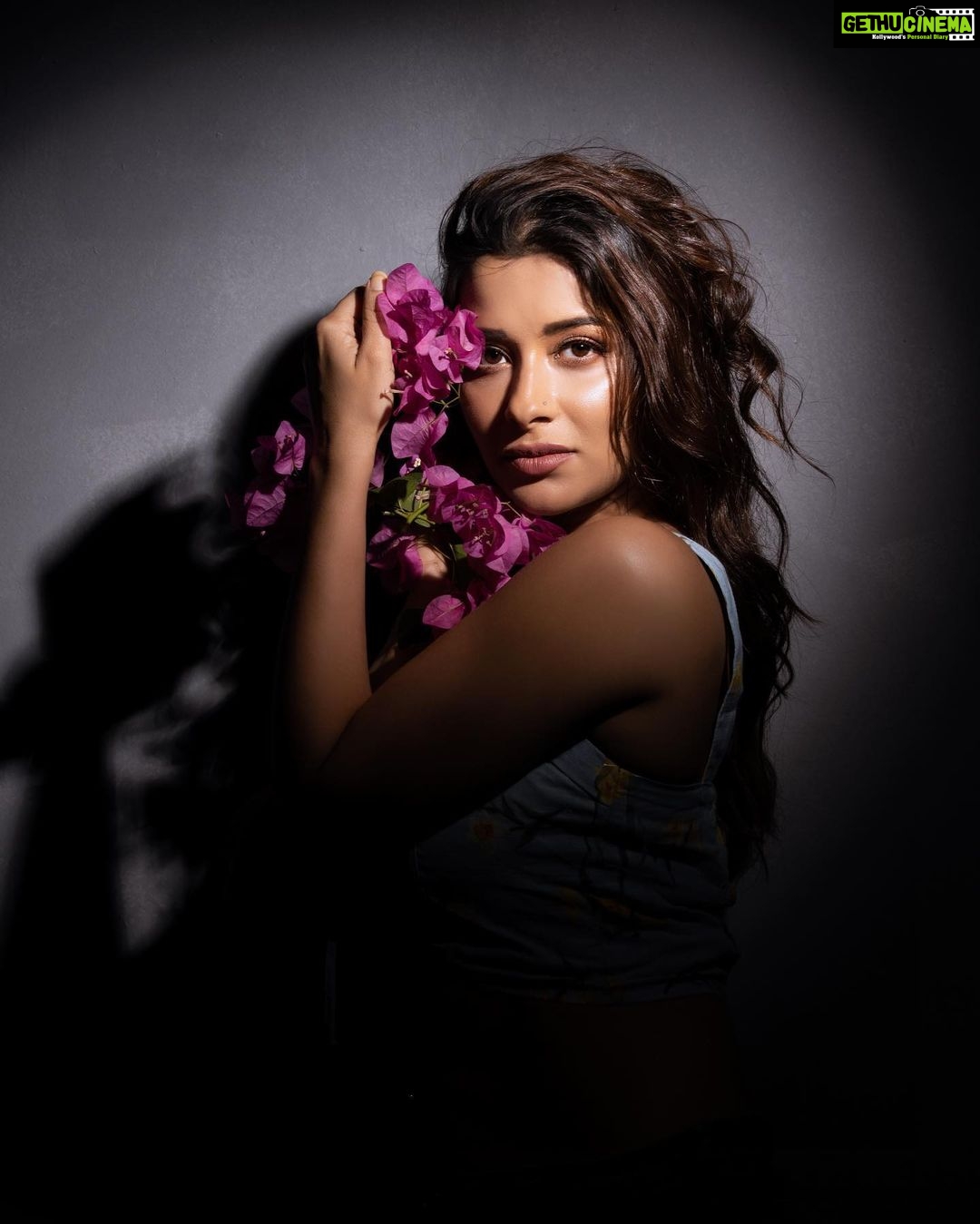 Madhuurima Instagram - @nyra_banerjee @makeupbybharti @safyanali_retouching @fzyfuzionstudio @s__photography12 #pictureoftheday #photoshoot #photography #portraitphotography #onelightsetup #photography #flower #beautyshot #nyrabanerjee #kaifmohdphotography #fzyfuzionstudio Mumbai, Maharashtra