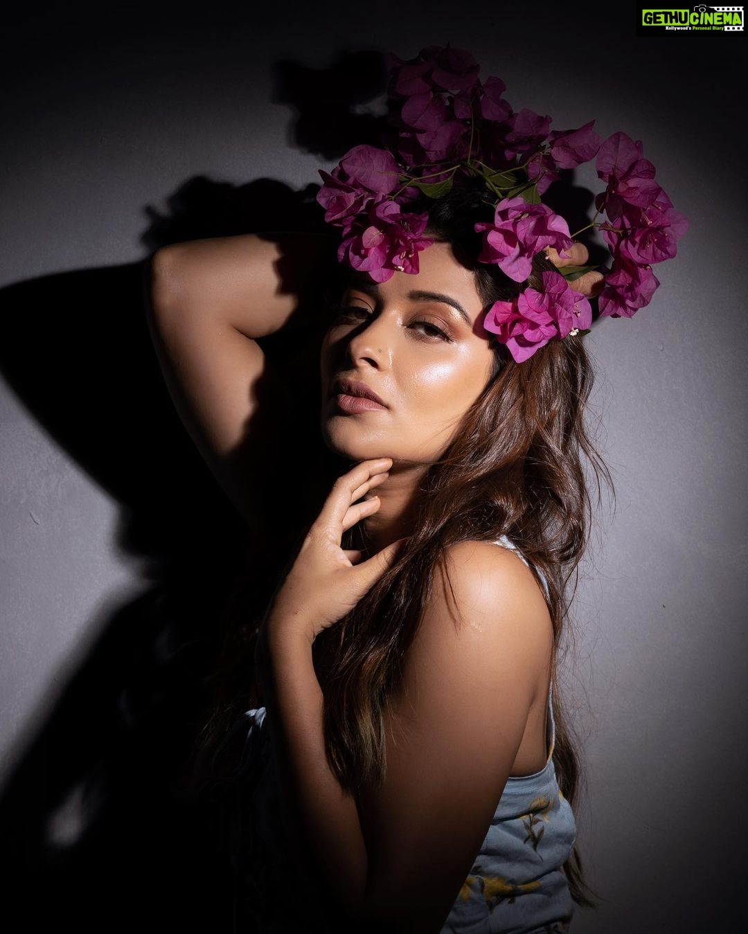 Madhuurima Instagram - @nyra_banerjee @makeupbybharti @safyanali_retouching @fzyfuzionstudio @s__photography12 #pictureoftheday #photoshoot #photography #portraitphotography #onelightsetup #photography #flower #beautyshot #nyrabanerjee #kaifmohdphotography #fzyfuzionstudio Mumbai, Maharashtra