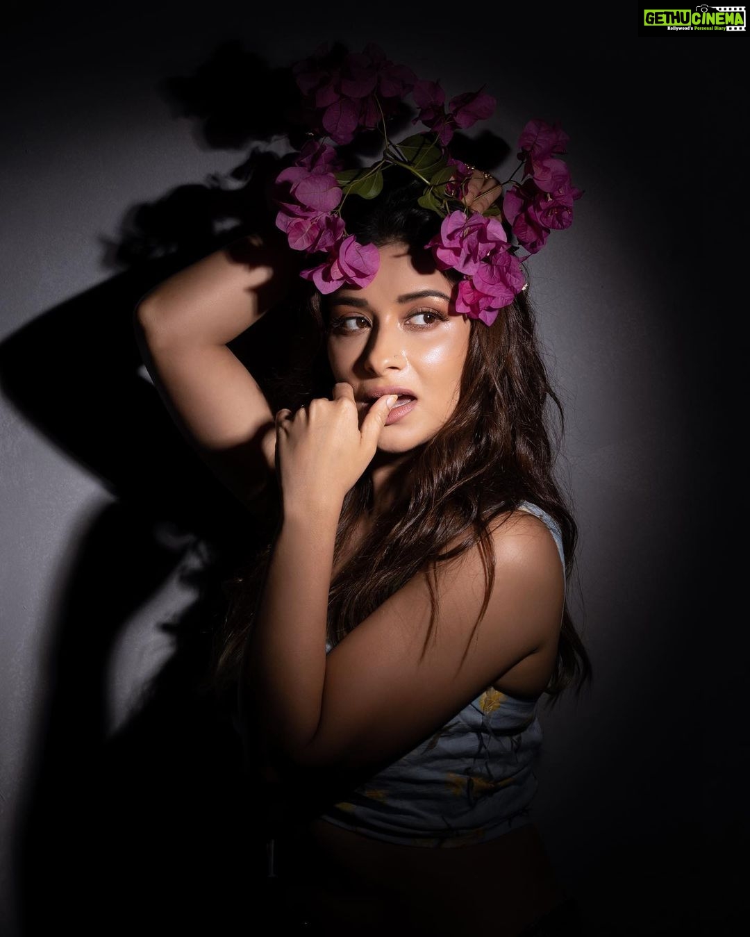 Madhuurima Instagram - @nyra_banerjee @makeupbybharti @safyanali_retouching @fzyfuzionstudio @s__photography12 #pictureoftheday #photoshoot #photography #portraitphotography #onelightsetup #photography #flower #beautyshot #nyrabanerjee #kaifmohdphotography #fzyfuzionstudio Mumbai, Maharashtra